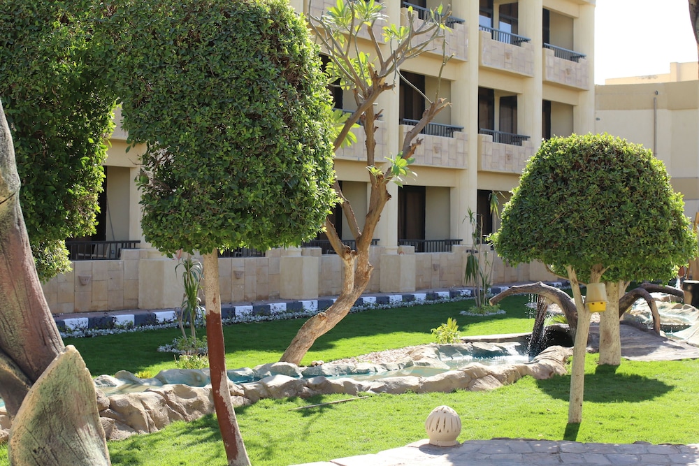 luxor hotel armed forces