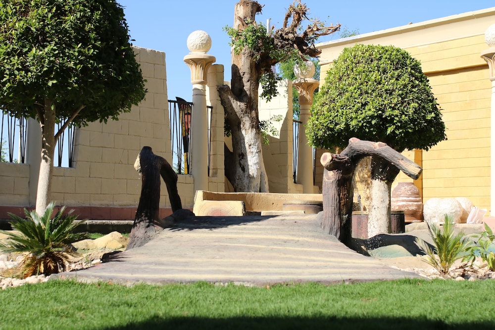 luxor hotel armed forces