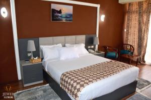 luxor hotel armed forces