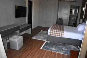 luxor hotel armed forces