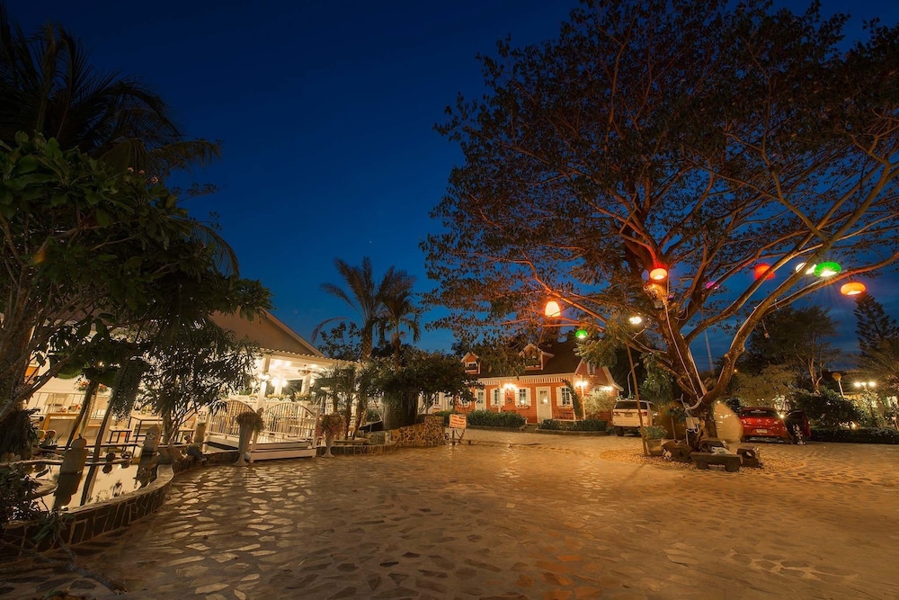 tomangoh vintage resort