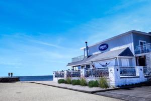 The Surfside Hotel,Bridgeport>>Black Rock Gardens Historic,2 star
