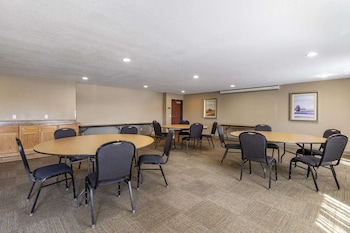 sleep inn and suites pleasant hill des moines