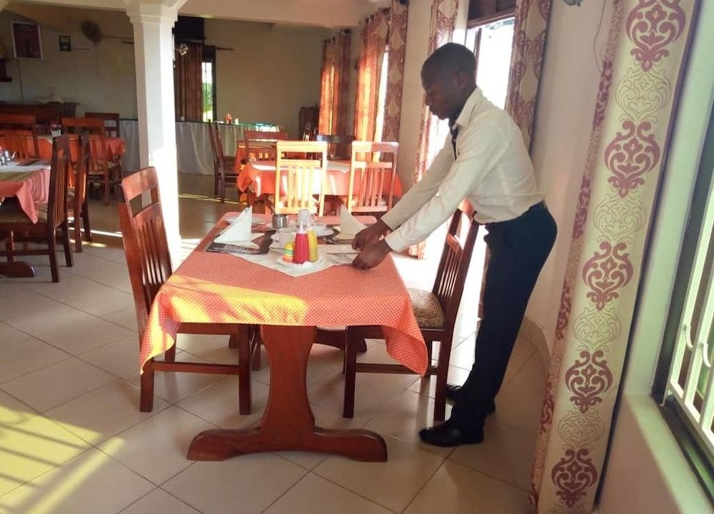 uhuru 50 hotel