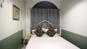 the neighbors hostel adults only