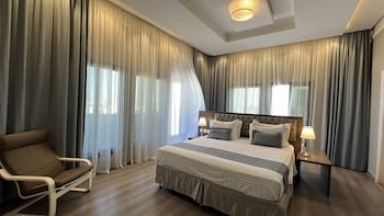loren suites corniche