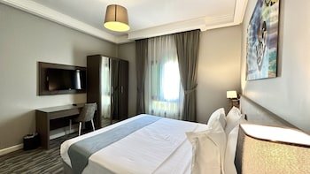 loren suites corniche