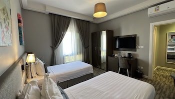 loren suites corniche