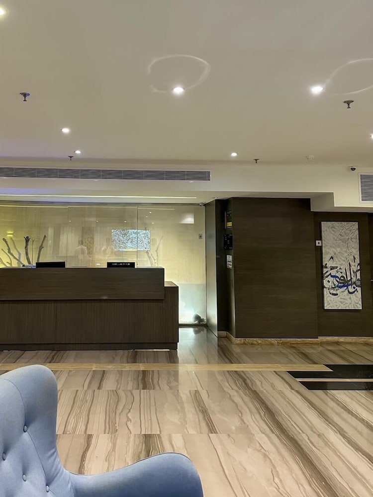 loren suites corniche