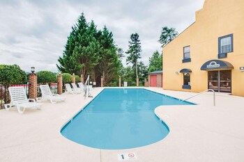 columbus inn and suites