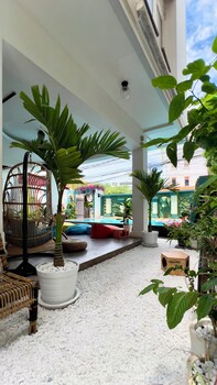 the place hostel and pool bar