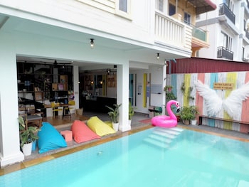 the place hostel and pool bar