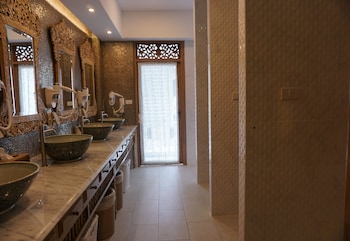 mariya lady hostel at suvarnabhumi airport female only