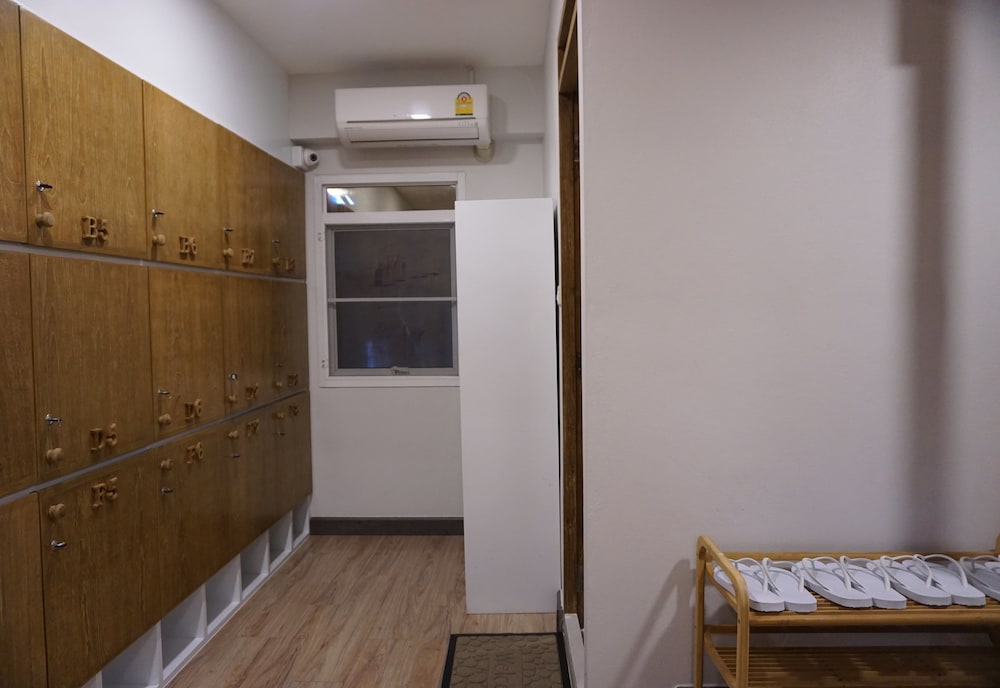 mariya lady hostel at suvarnabhumi airport female only