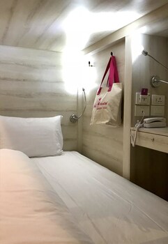 mariya lady hostel at suvarnabhumi airport female only