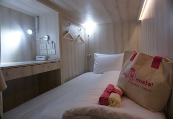 mariya lady hostel at suvarnabhumi airport female only