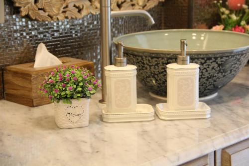 mariya lady hostel at suvarnabhumi airport female only