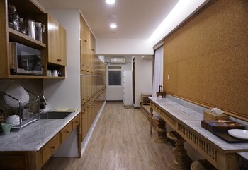 mariya lady hostel at suvarnabhumi airport female only