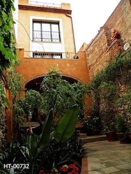 Apartamentos Sant Jordi Montbrio,Near Wine Cups Museum,0 star