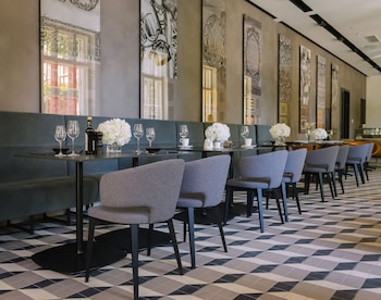 bank hotel