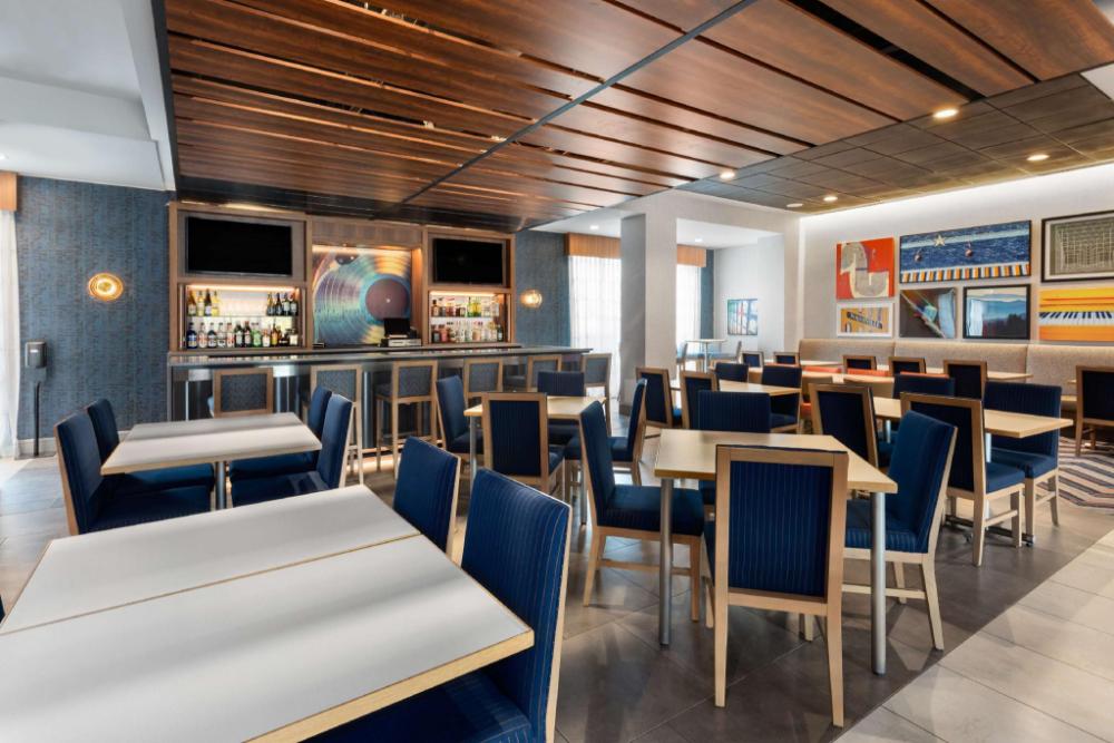 hampton inn nashville airport century place tn