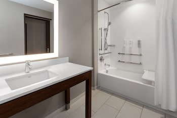 hampton inn nashville airport century place tn