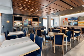 hampton inn nashville airport century place tn