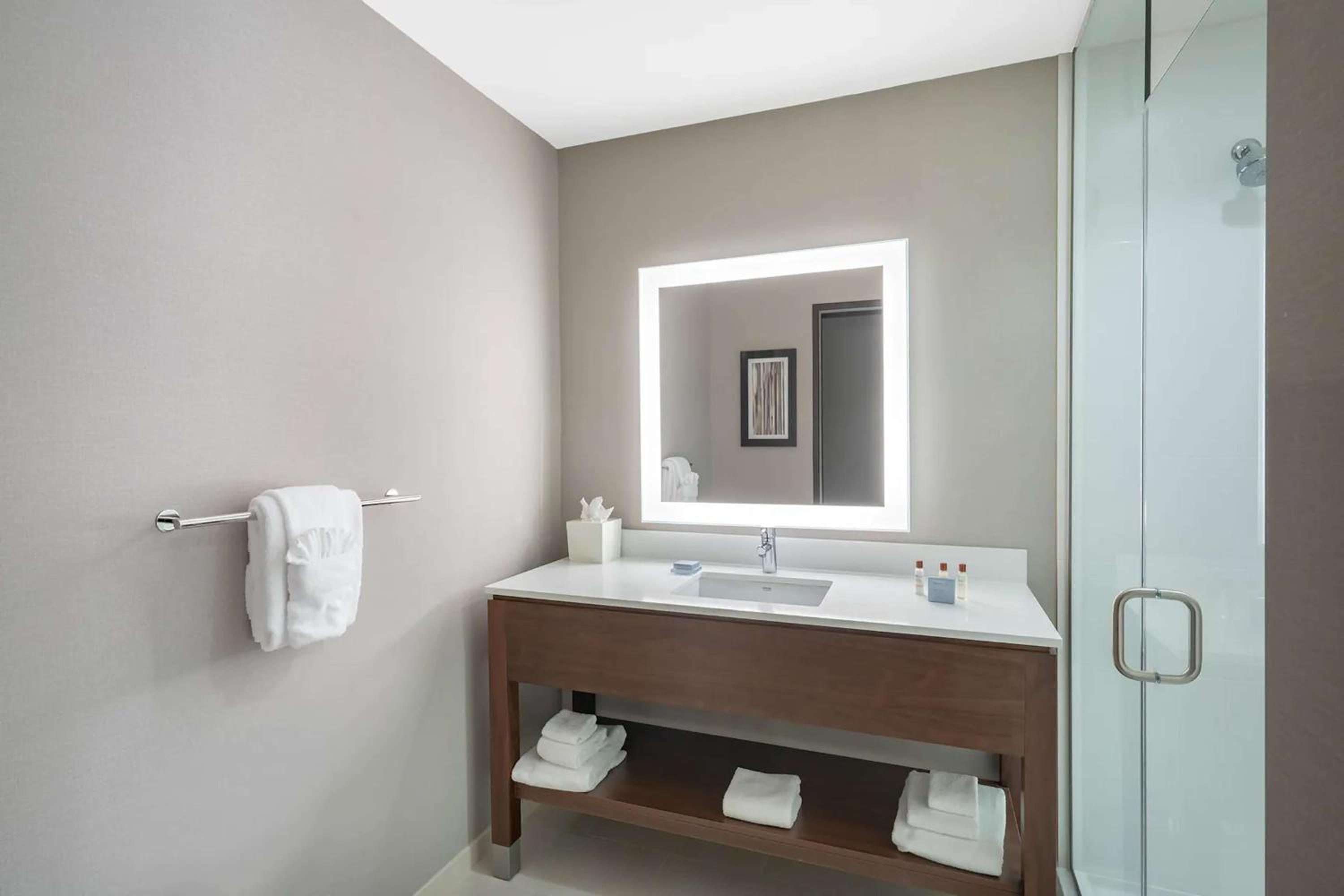 hampton inn nashville airport century place tn