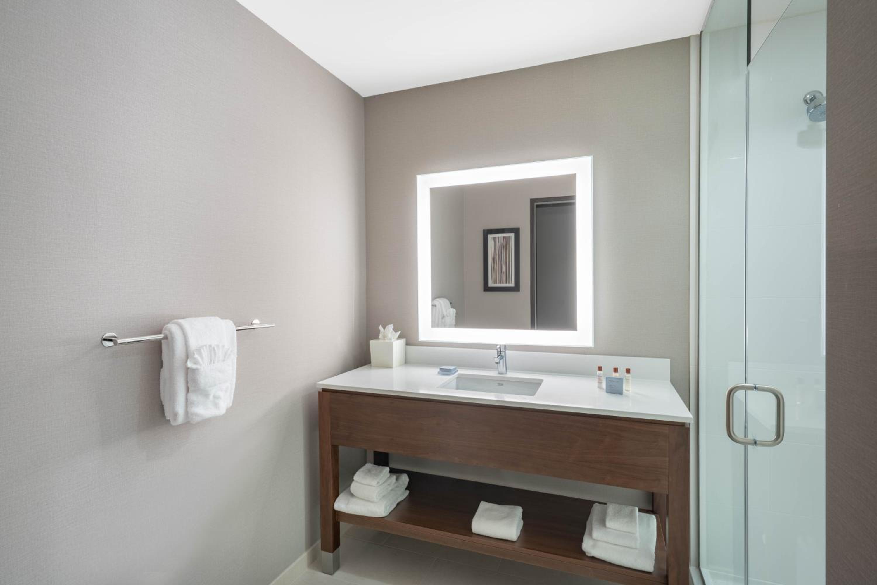 hampton inn nashville airport century place tn