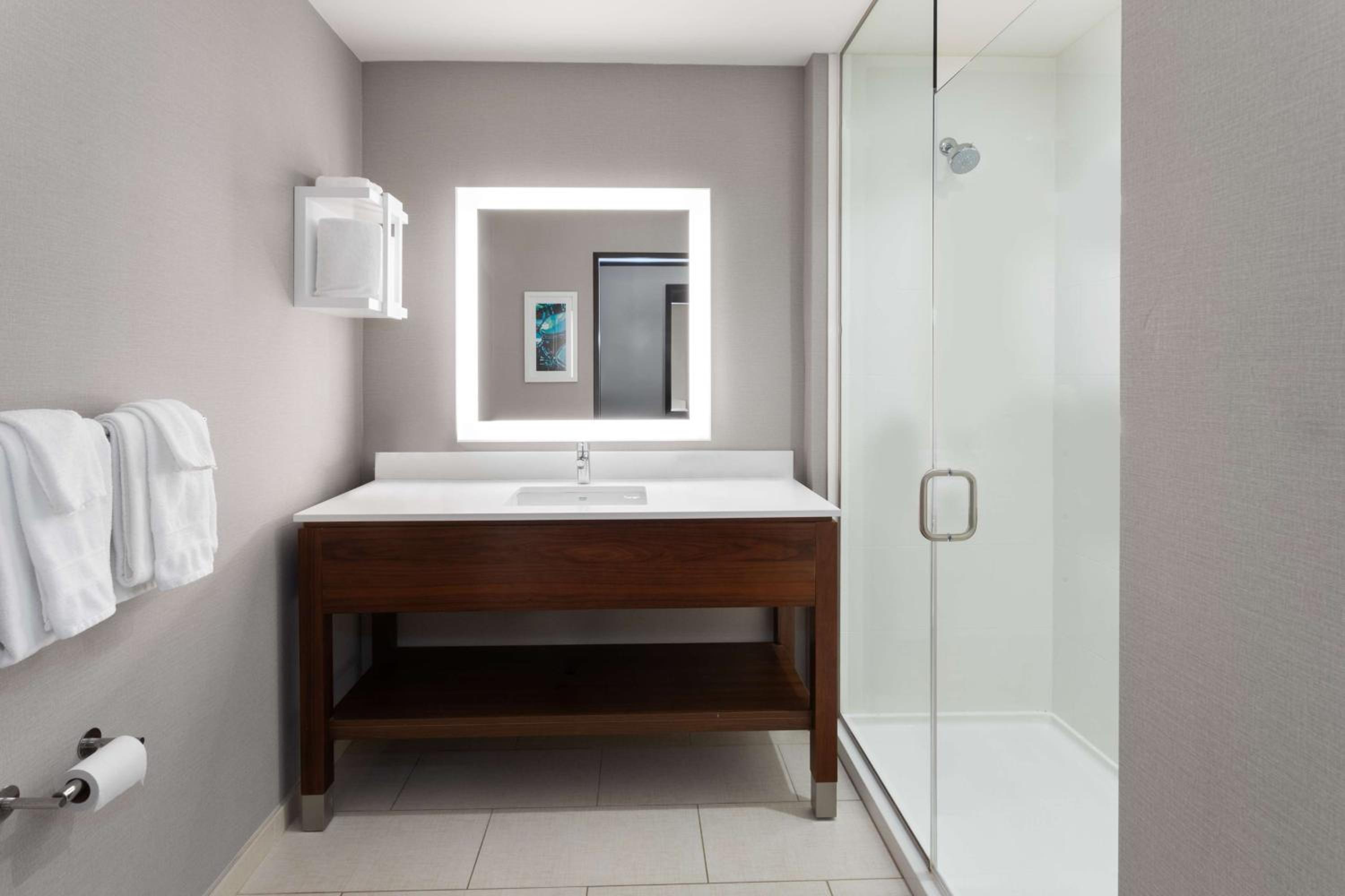 hampton inn nashville airport century place tn