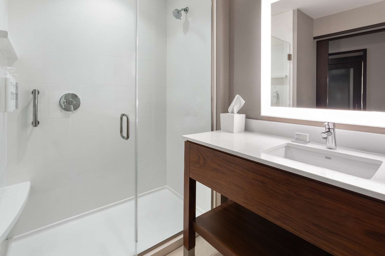 hampton inn nashville airport century place tn