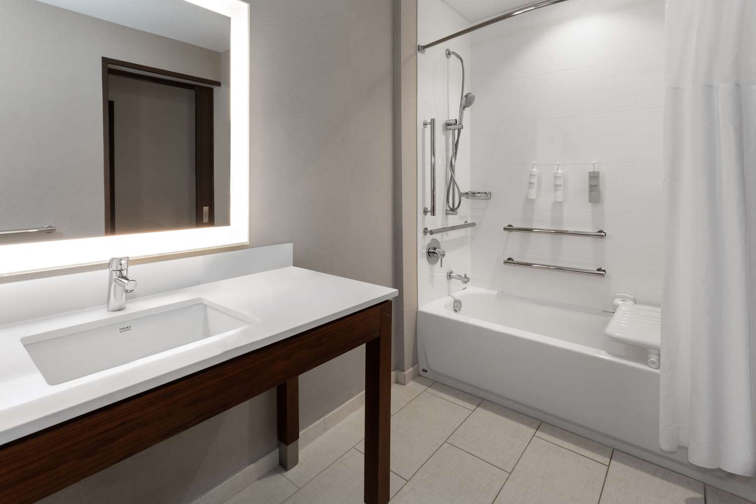 hampton inn nashville airport century place tn