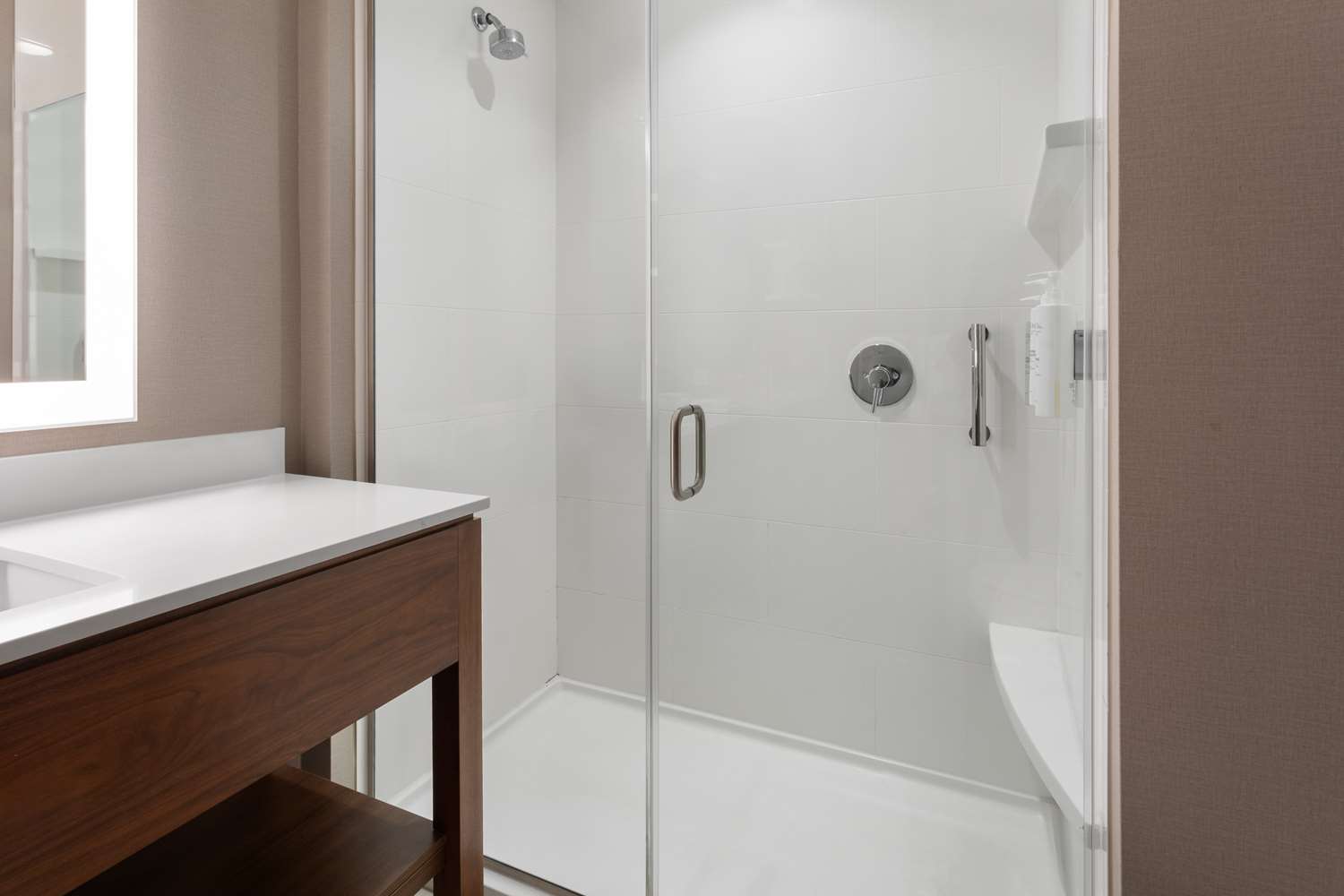 hampton inn nashville airport century place tn