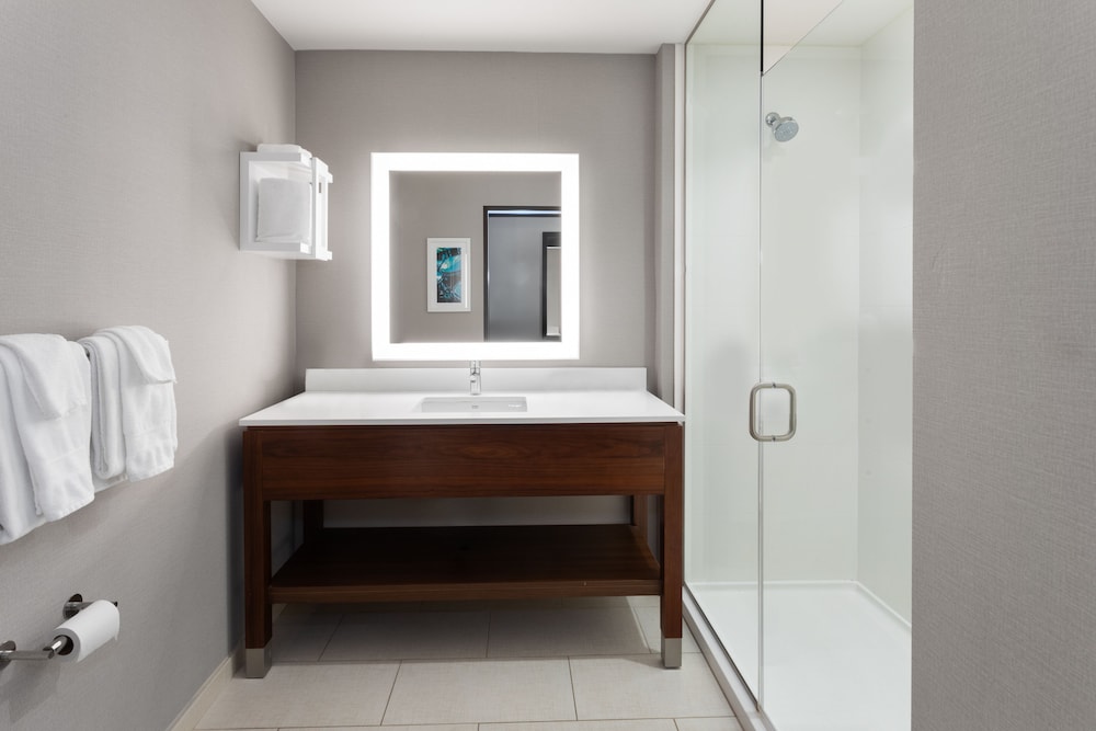 hampton inn nashville airport century place tn