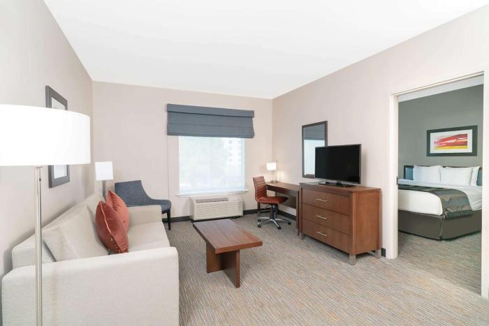 hampton inn nashville airport century place tn