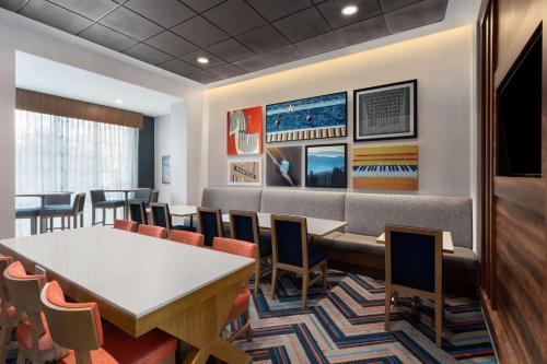 hampton inn nashville airport century place tn