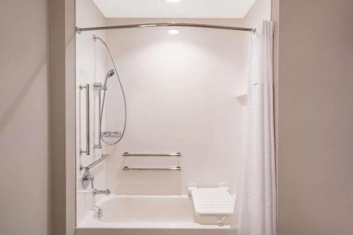 hampton inn nashville airport century place tn
