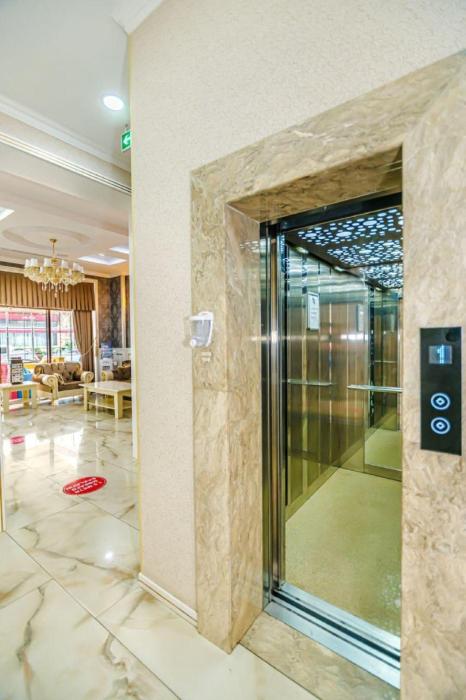 mensen hotel baku
