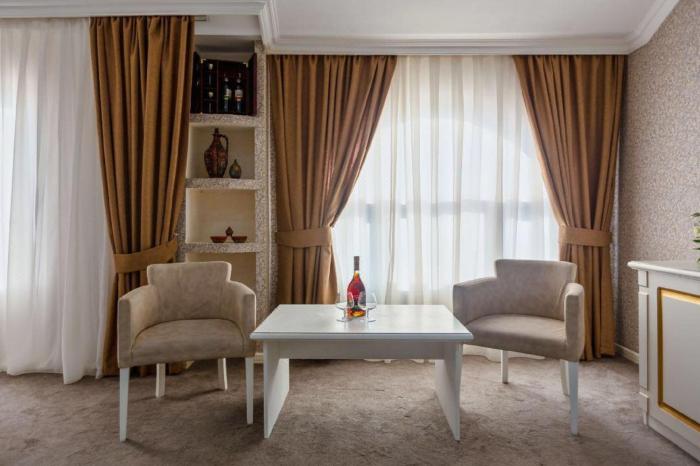 mensen hotel baku