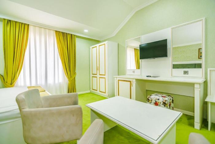 mensen hotel baku