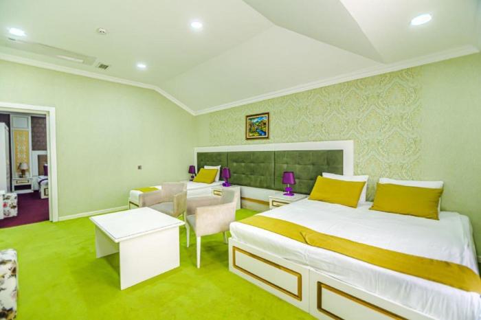mensen hotel baku