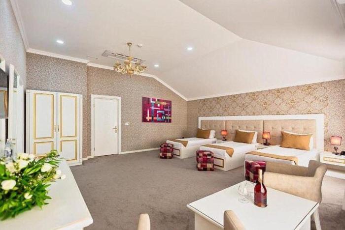 mensen hotel baku
