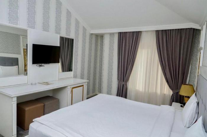 mensen hotel baku