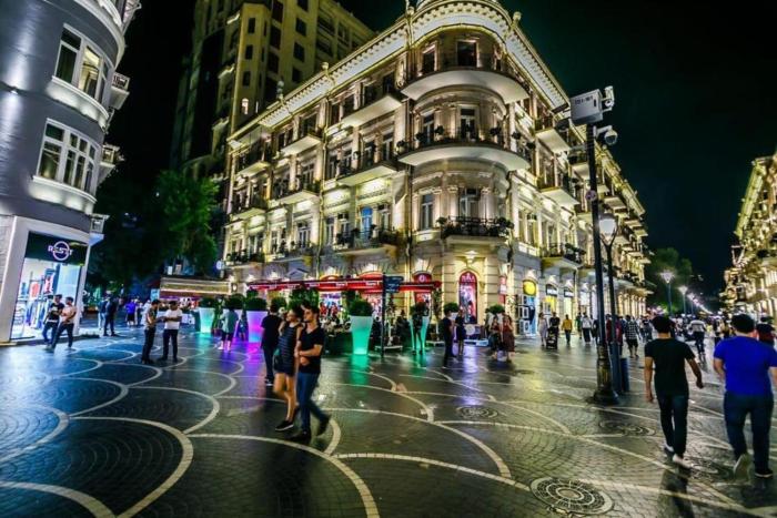 mensen hotel baku