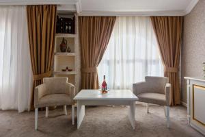 mensen hotel baku