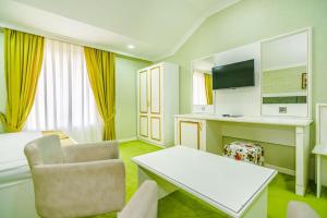 mensen hotel baku