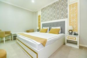 mensen hotel baku
