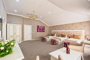 mensen hotel baku