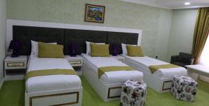 mensen hotel baku
