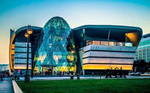 mensen hotel baku